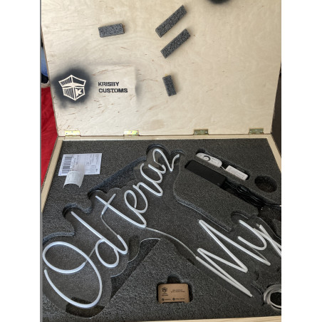 Skrzynia niestandardowa na neon LED z wyfrezowanym wkładem